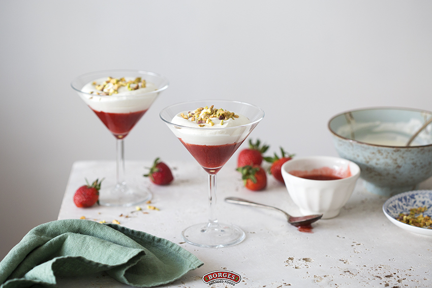BORGES - Copa de yogur con crema de fresas y pistachos