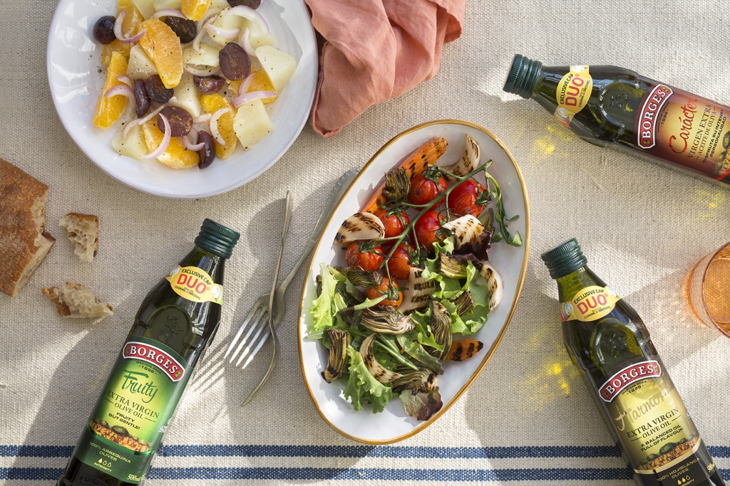 Distintos aceites de olivas junto una ensalada. ¿Sabes elegir cuál es el mejor aceite de oliva para tu ensalada?