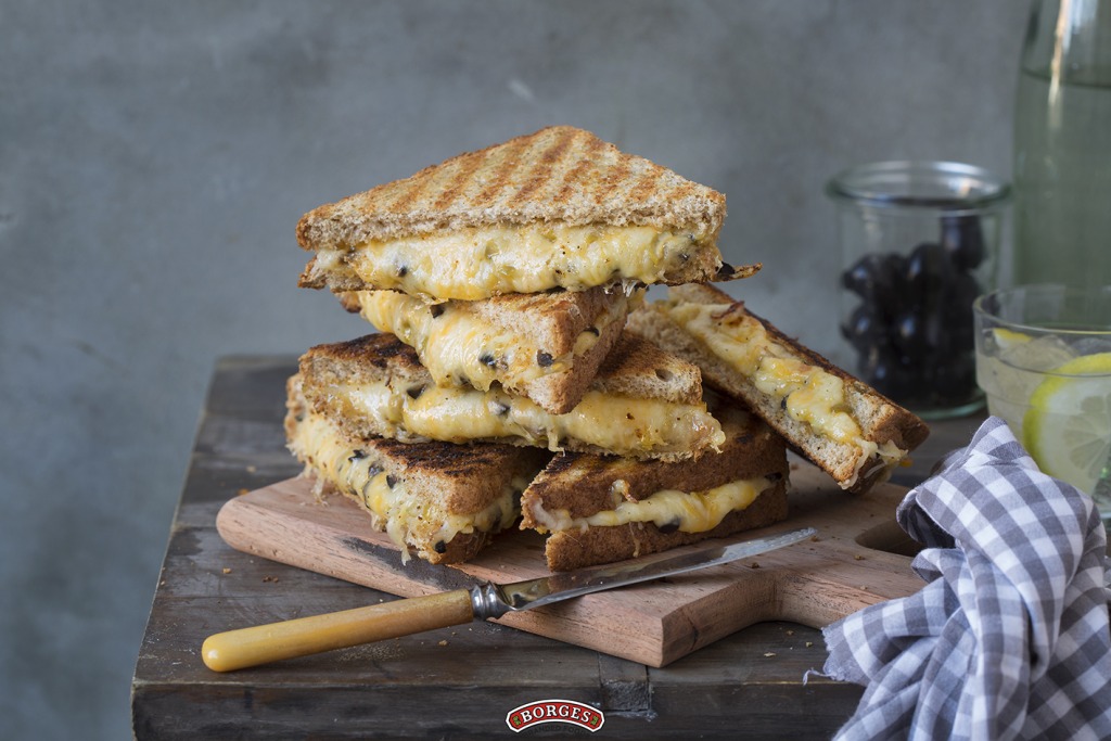 Grilled cheese sandwich, un bocadillo de pan de molde con queso y más ingredientes