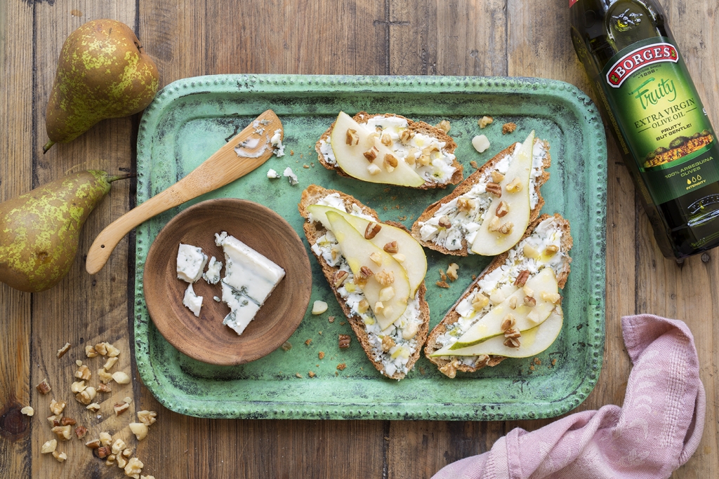 Breakfast toast with blue cheese, pears and walnuts