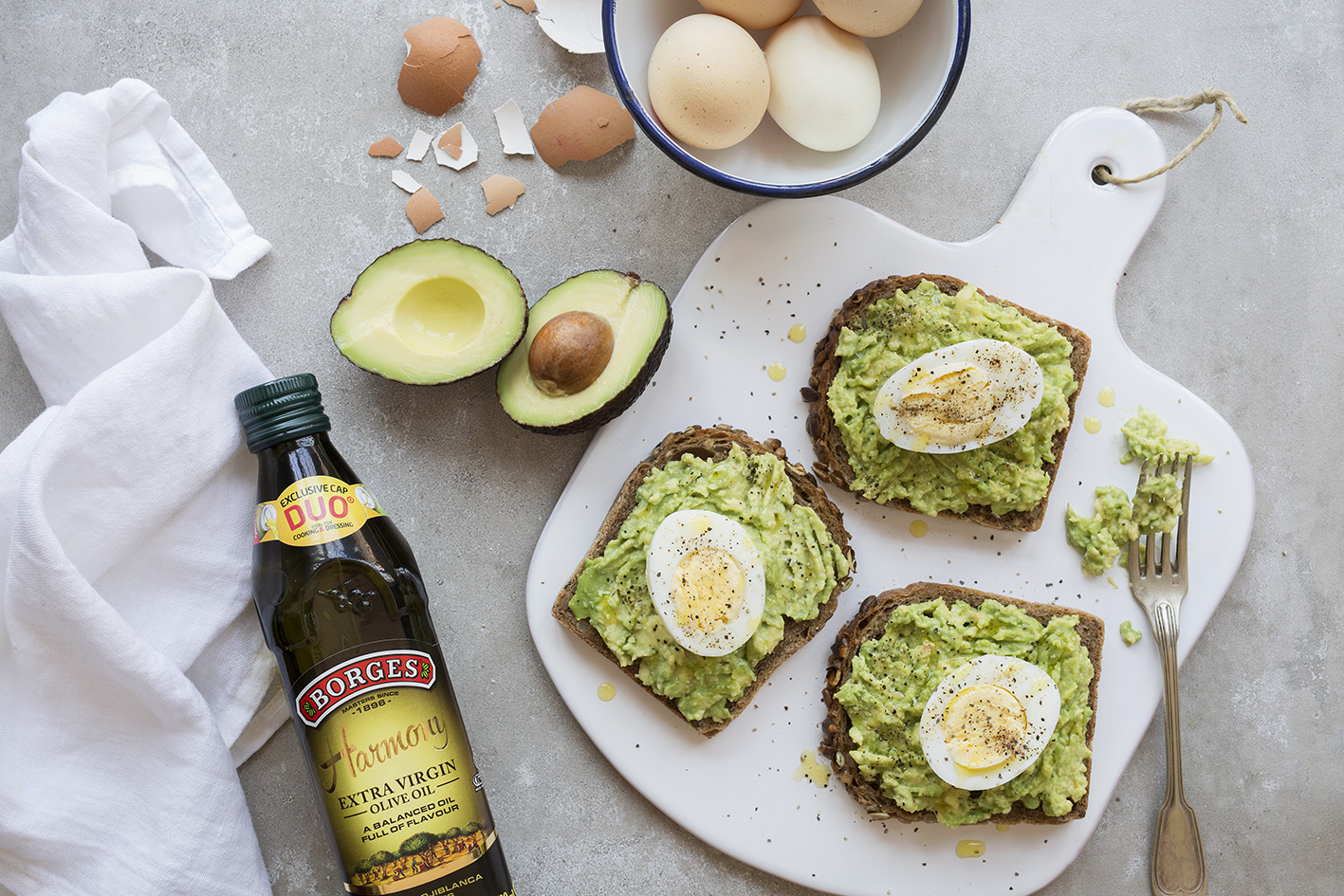 Easy recipe for brunch: Eggs and avocado on toast