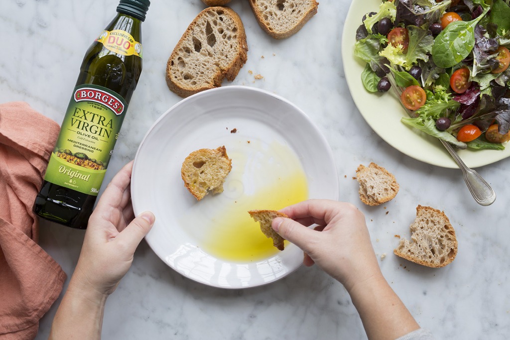 Pan para mojar con un poco de aceite de oliva virgen extra, el ingrediente indispensable que no puede faltar en tu cocina