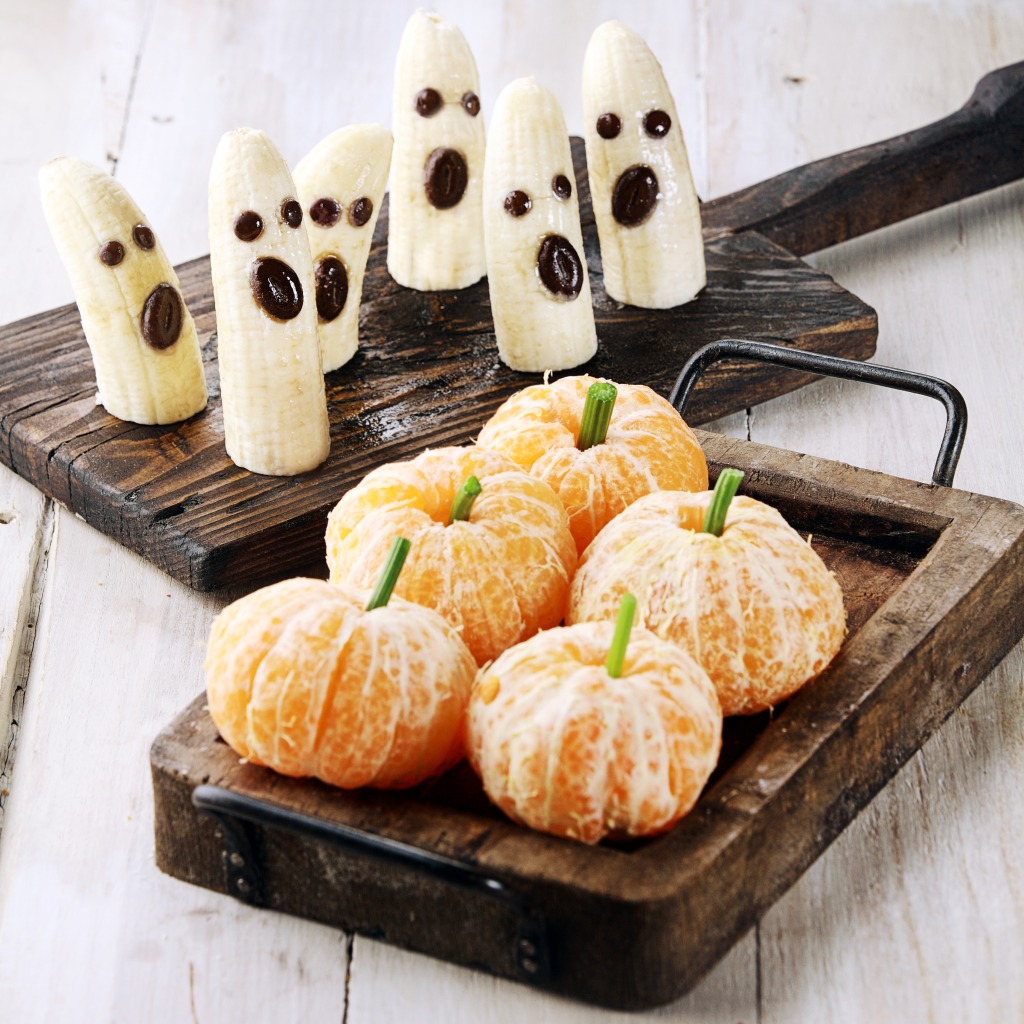 Platanos con chocolate y mandarinas peladas son una buena idea para hacer recetas para halloween