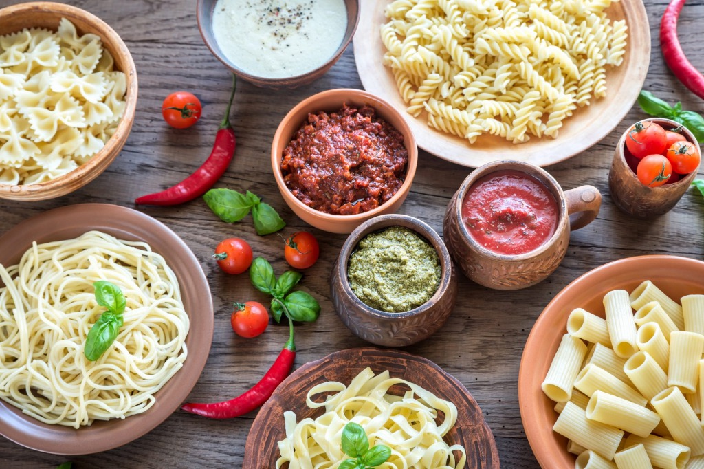 Platos de espaguetis, rigatone, farfale y fusilli con las mejores salsas de pasta