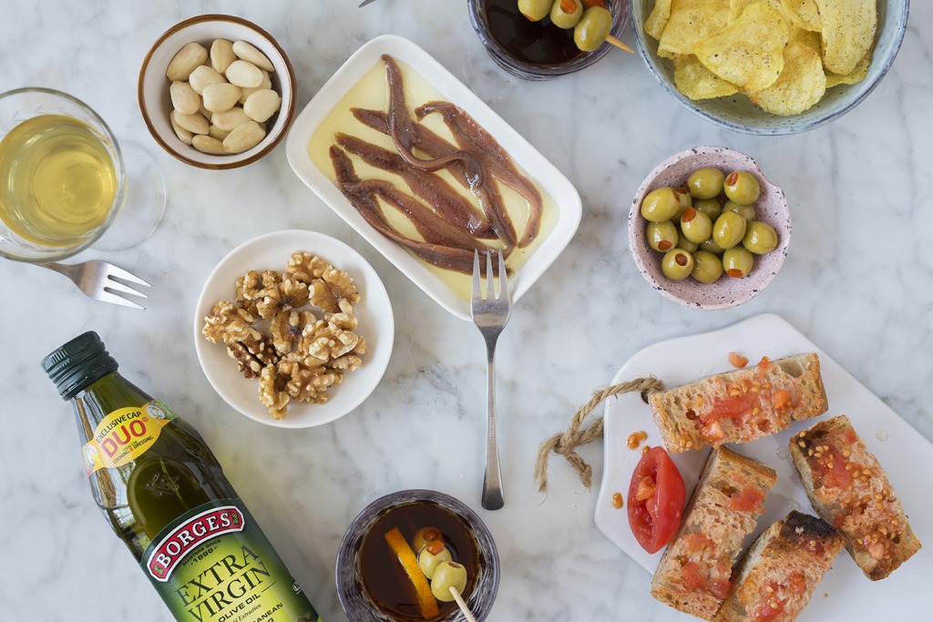 olivas, anchoas y ajos, un aperitivo perfecto
