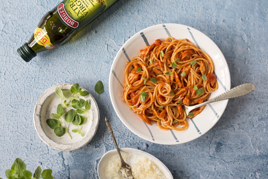 Receta de espaguetis con atún y tomate