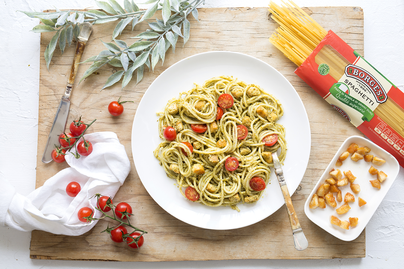 Spaghetti with pesto genovese and chicken - Borges