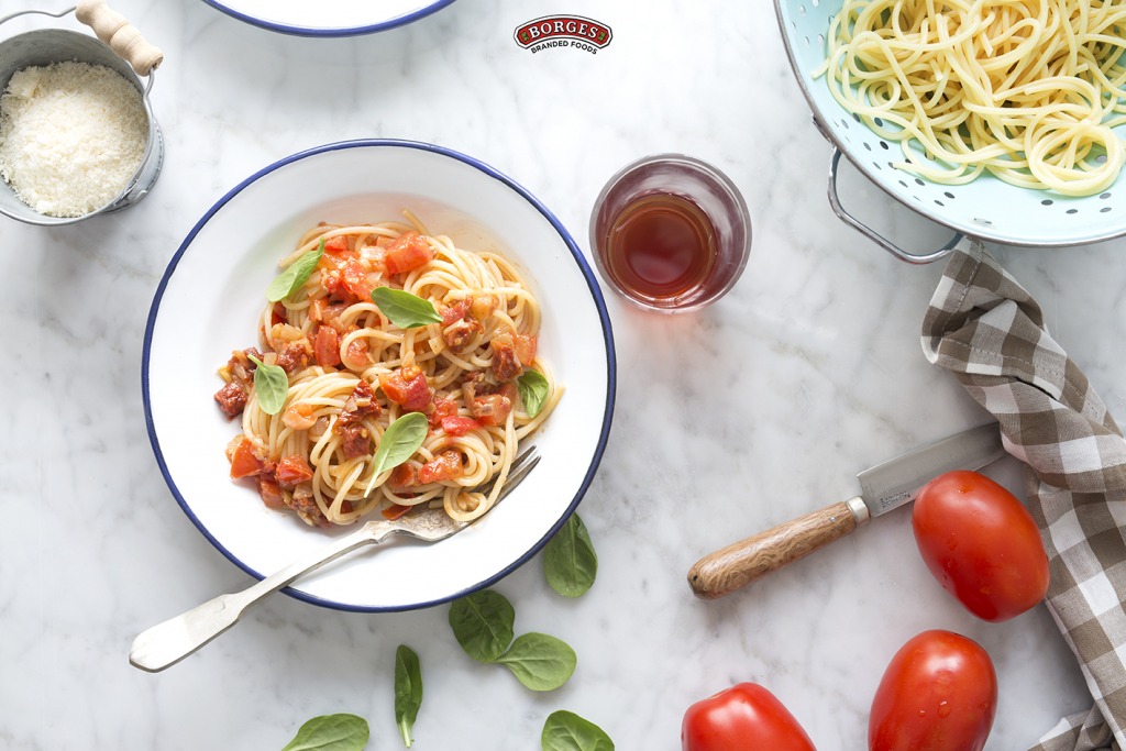 La pasta es tu mejor aliada como este plato de espaguetis con salsa de tomate y albahaca