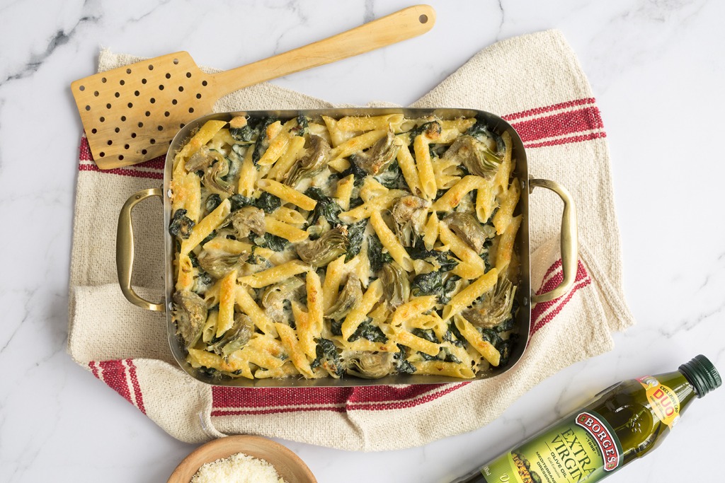 Oven tray with penne, artichokes and florentine sauce