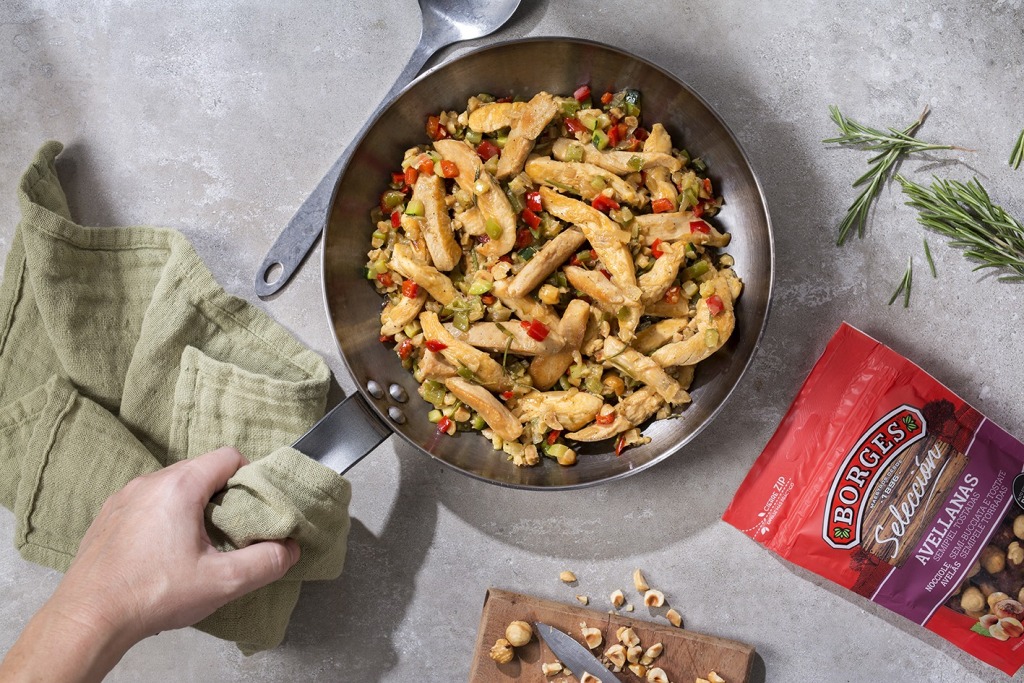 Pollo con verduras y avellanas