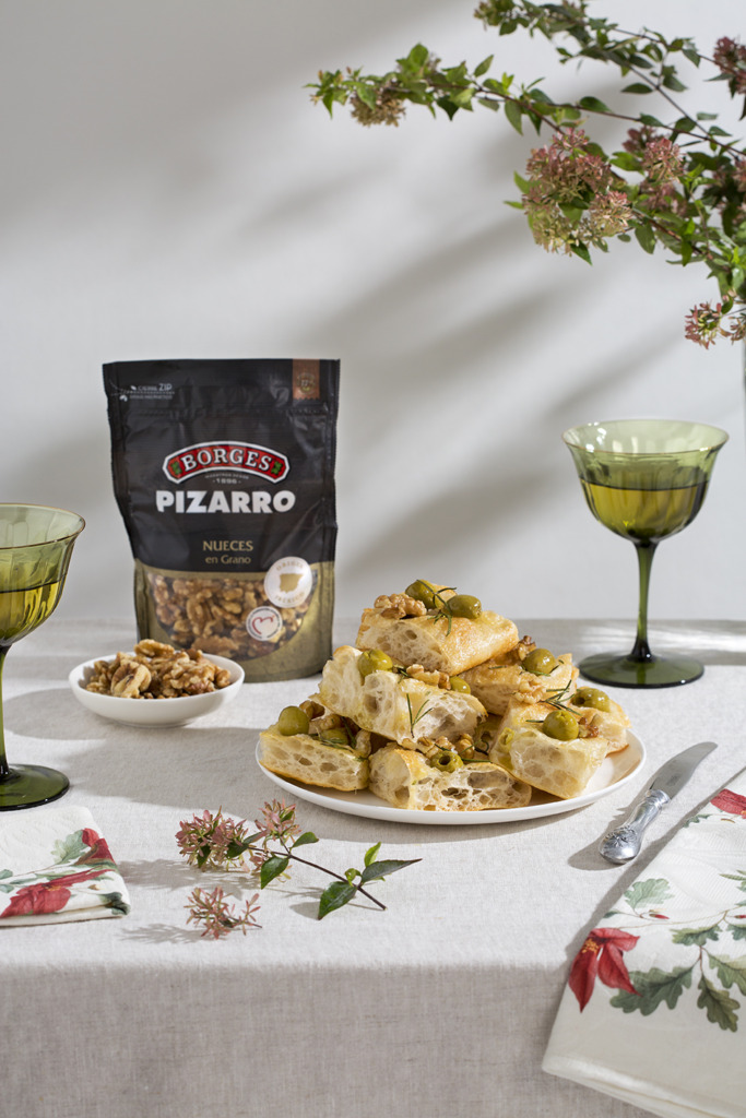 Focaccia festiva amb olives, nous i herbes aromàtiques