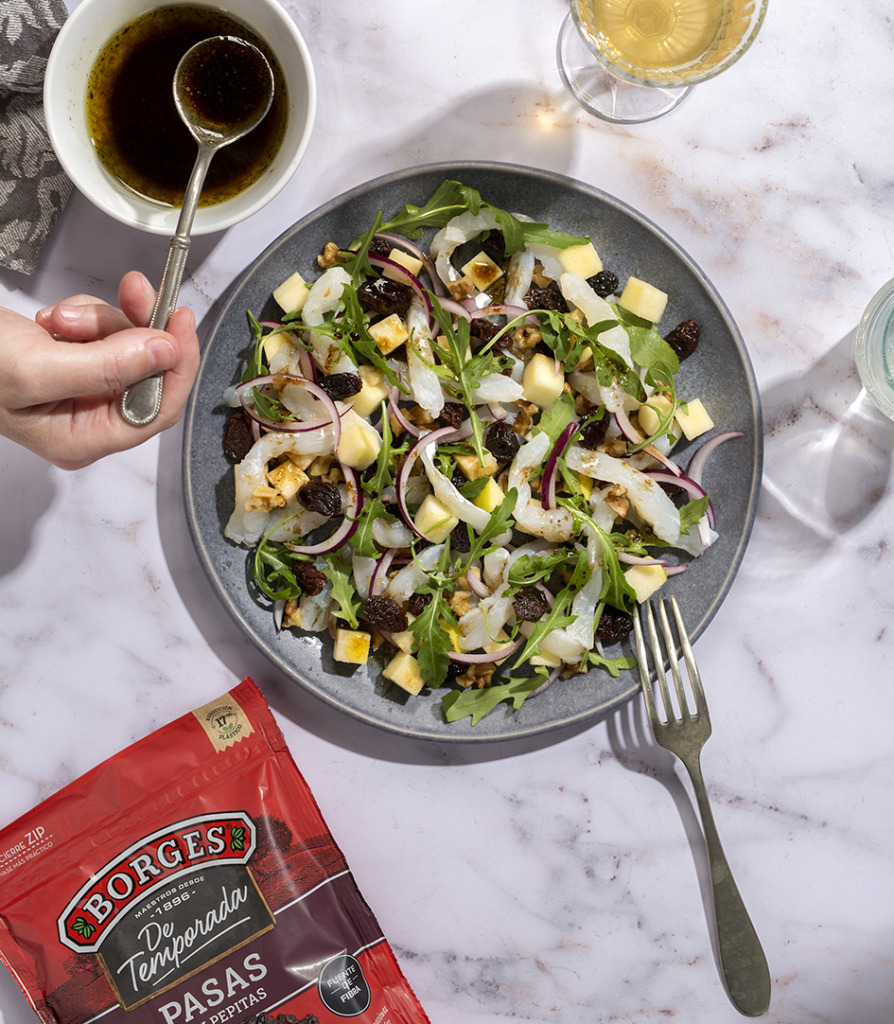 Ensalada de bacalao con vinagreta de manzana y pasas