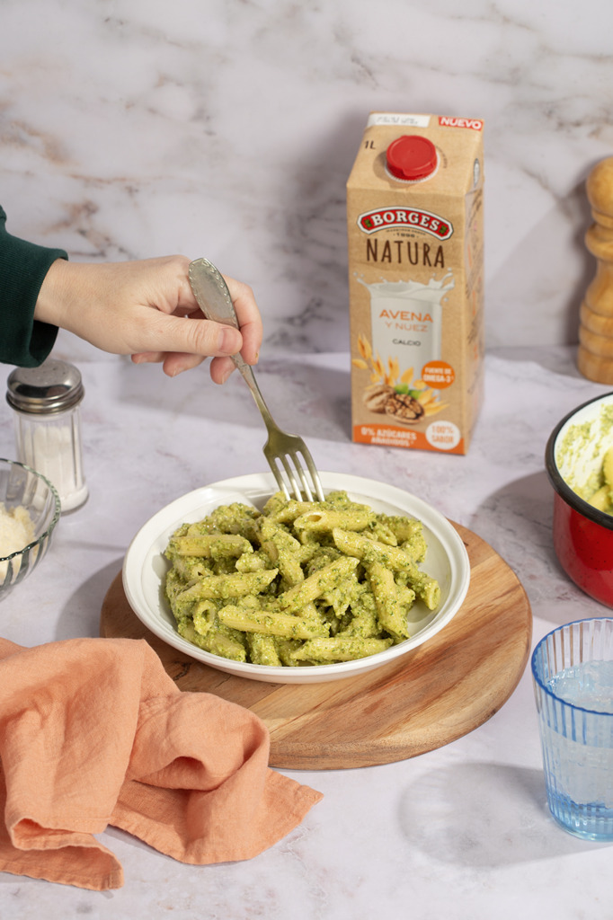 Pasta con pesto de brócoli y queso