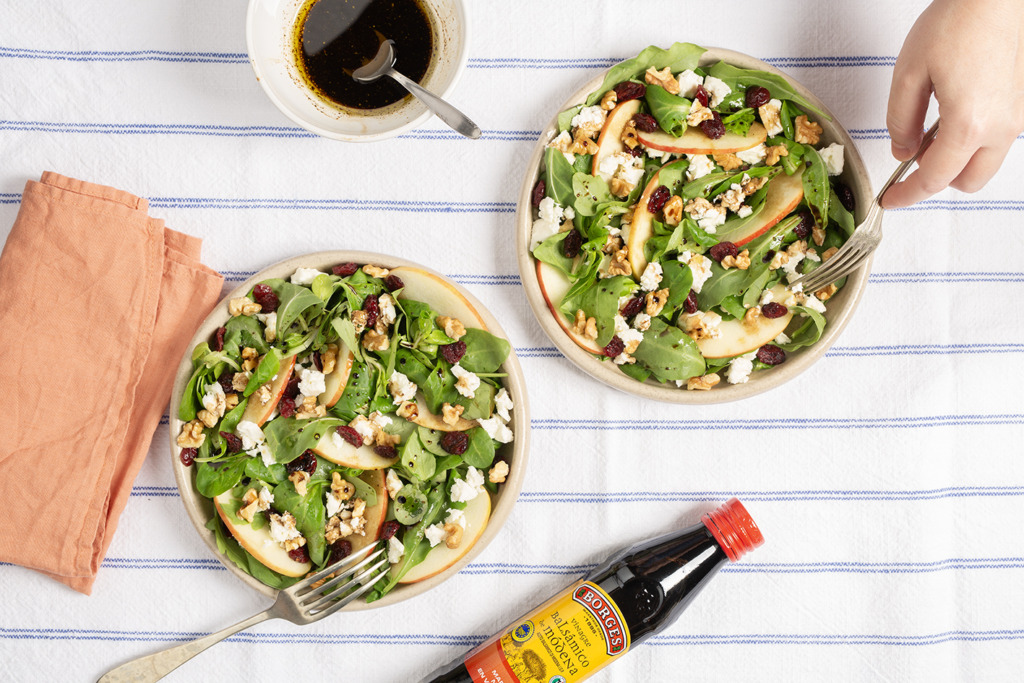 Ensalada de manzana y queso feta con vinagreta balsámica
