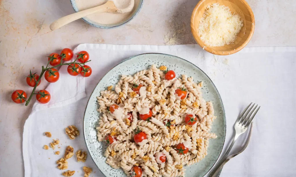 Pasta recipe with cherry tomatoes, walnuts and cheese
