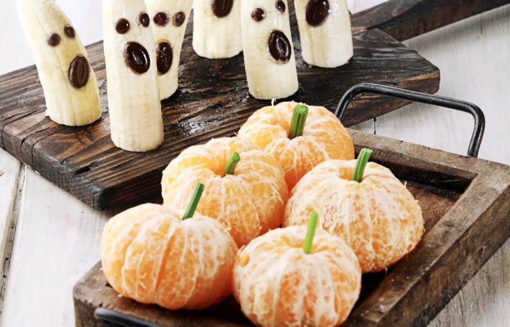 banany a mandarinky na hallowensku vyzdobu