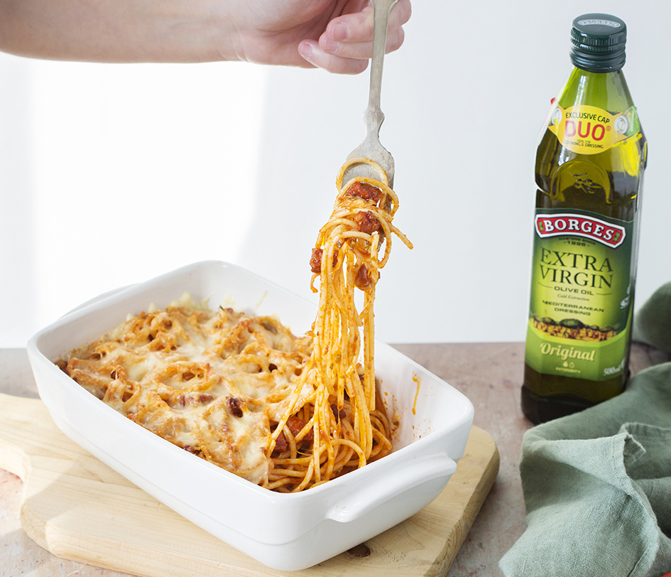 Receta de espaguetis con chorizo servida en una fuente de horno con aceite de oliva virgen extra de Borges