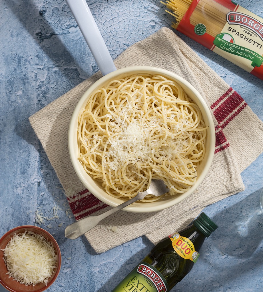 Spaghetti with pecorino and pepper served in a pan