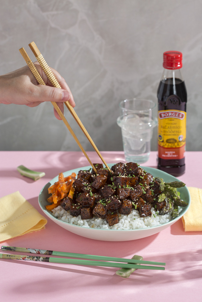Tofu glaseado con vinagre balsámico y miel