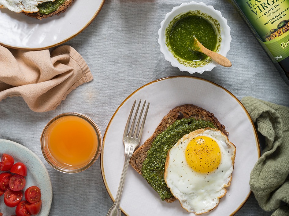 Toast with Pesto and Eggs - Borges India