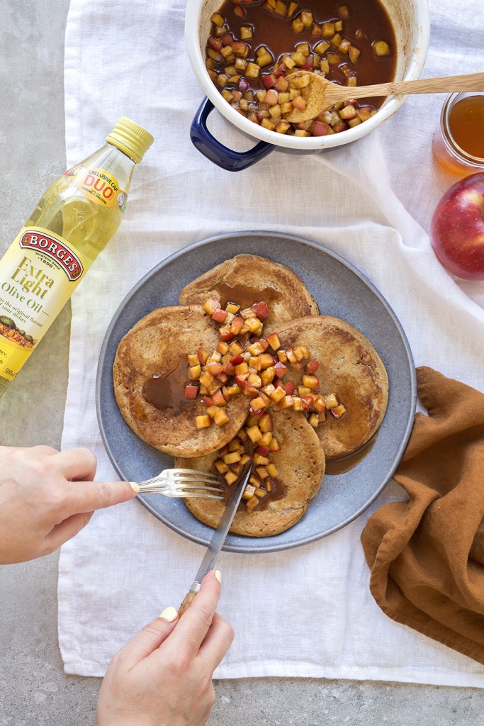 ‘Pancakes’ con canela y manzana