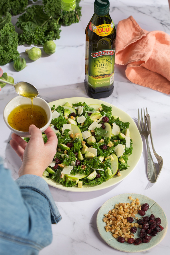 šalát v miske a ruka s vidličkou