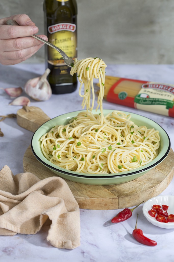 Spaghetti with garlic and olive oil