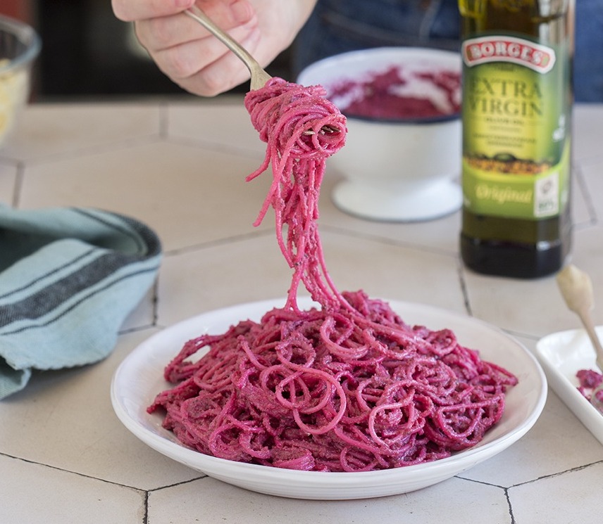 Vegan pasta with beet pesto - Borges India