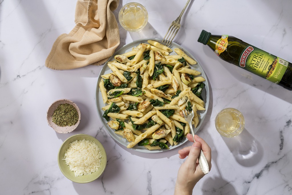 Pasta con alcachofas y espinacas