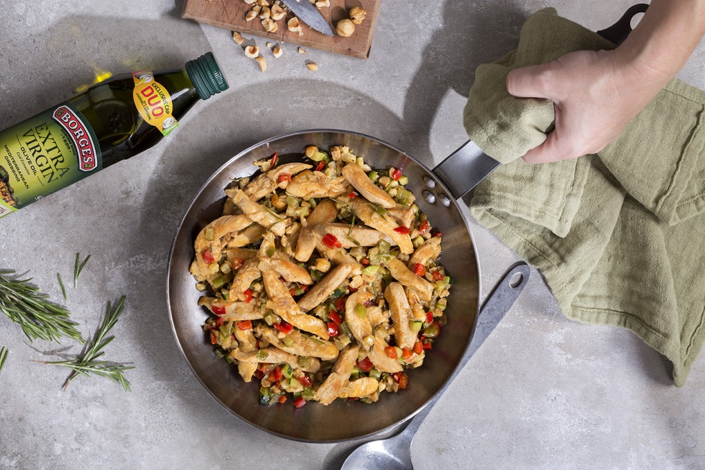 Pollo con verduras y avellanas