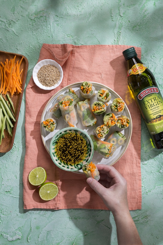 ruka načahujúca sa po letných viernaMSKýCH ROLKáCH