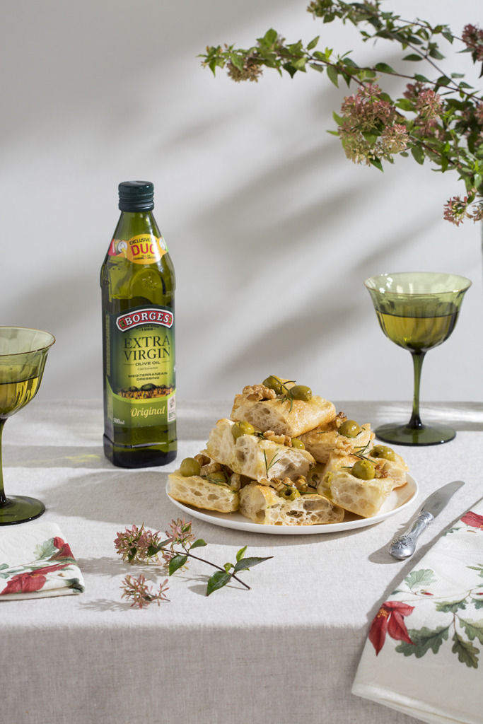 Focaccia festiva con aceitunas, nueces y hierbas aromáticas