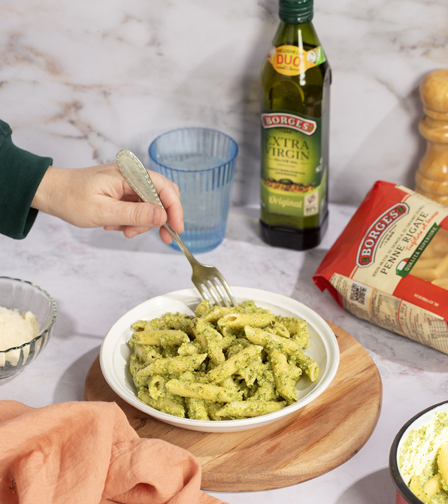Pasta con pesto de brócoli y queso