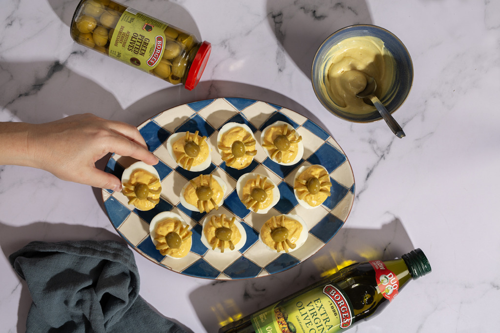 Huevos rellenos con arañas de aceituna