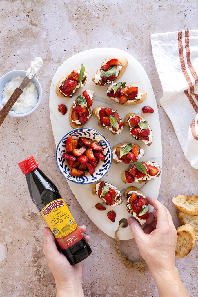 Bruschetta de fresas con un toque de vinagre balsámico