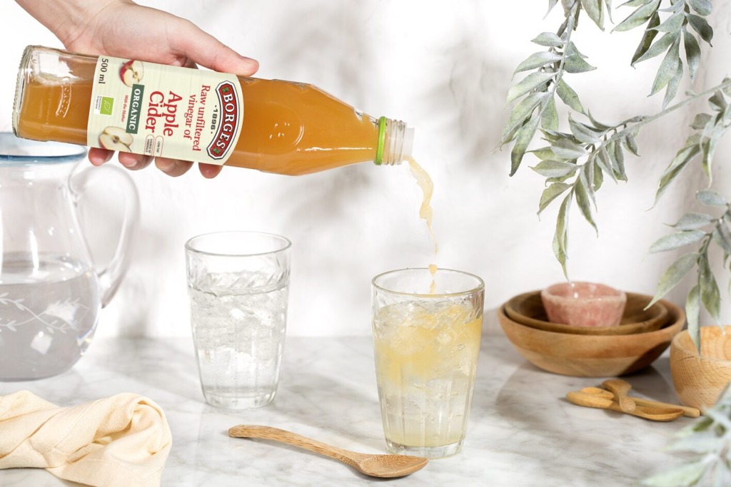 The definitive detox trick: a glass of water with a drop of apple cider vinegar