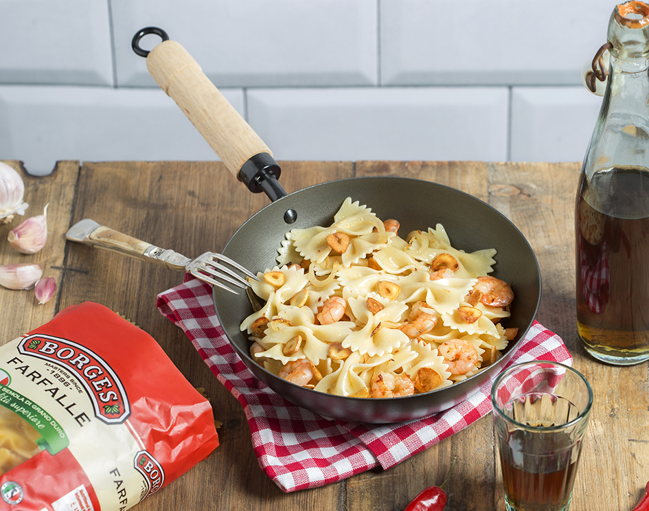 Farfalle with king prawns recipe served in a pan