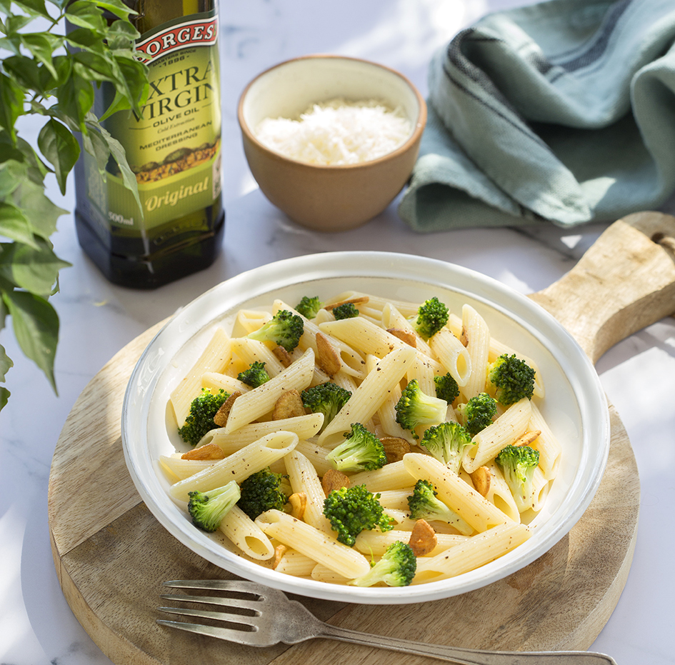 Simple, healthy pasta with broccoli