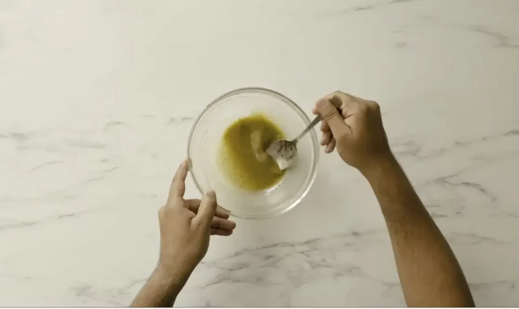 Vinagreta de mostaza mezclada en un bol de cristal