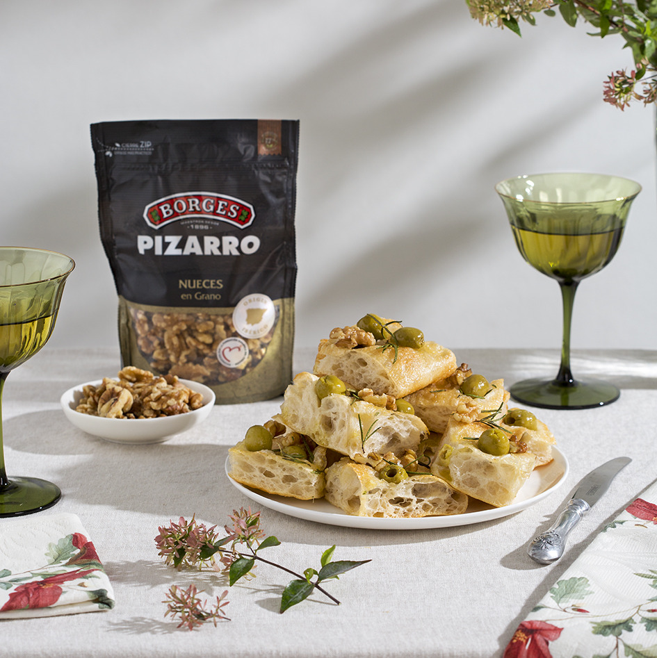 Focaccia festiva amb olives, nous i herbes aromàtiques